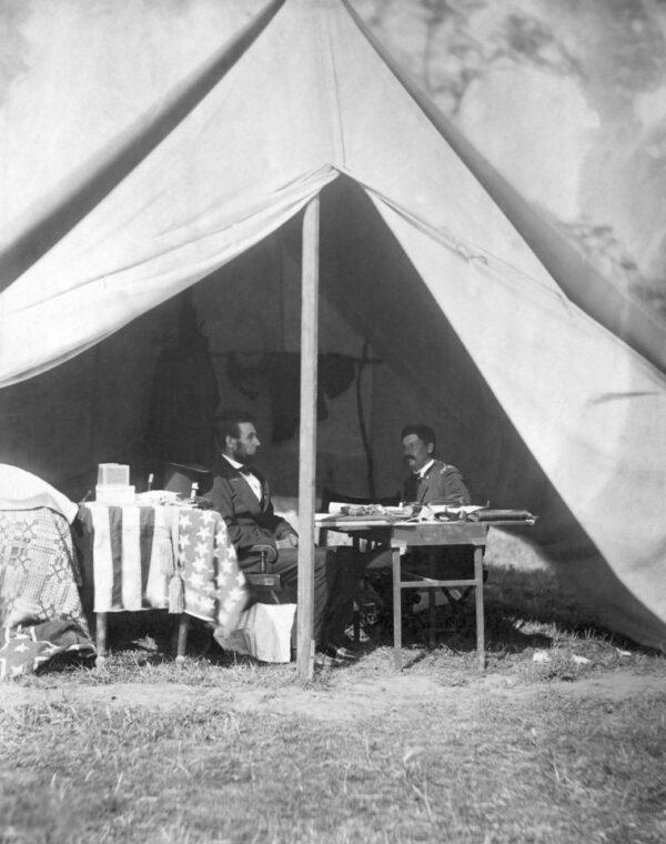President Abraham Lincoln confers with General George McClellan in 1862. (Vernon Lewis Gallery/Stocktrek Images/Getty Images)