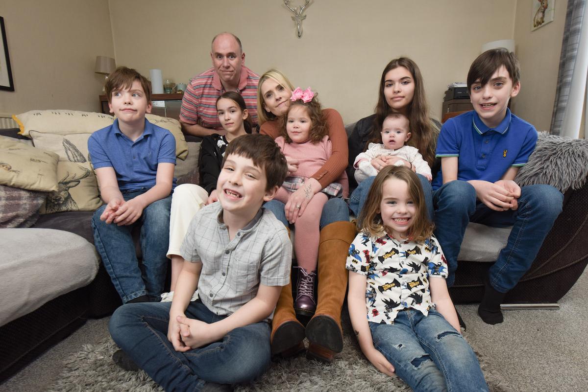 Eleanor, 15, Evie, 12, Morgan, 10, Ben, 7, Frankie, 6, Vinnie, 4, Emmie, 2, Edith, 4 months, and mom Leah and dad Nick Williams. (Courtesy of Caters News)