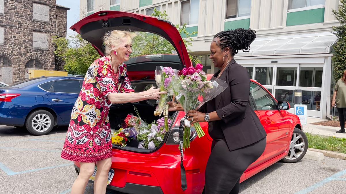 ‘Happy Flower Lady’ Spreads Joy Delivering Donated Flowers