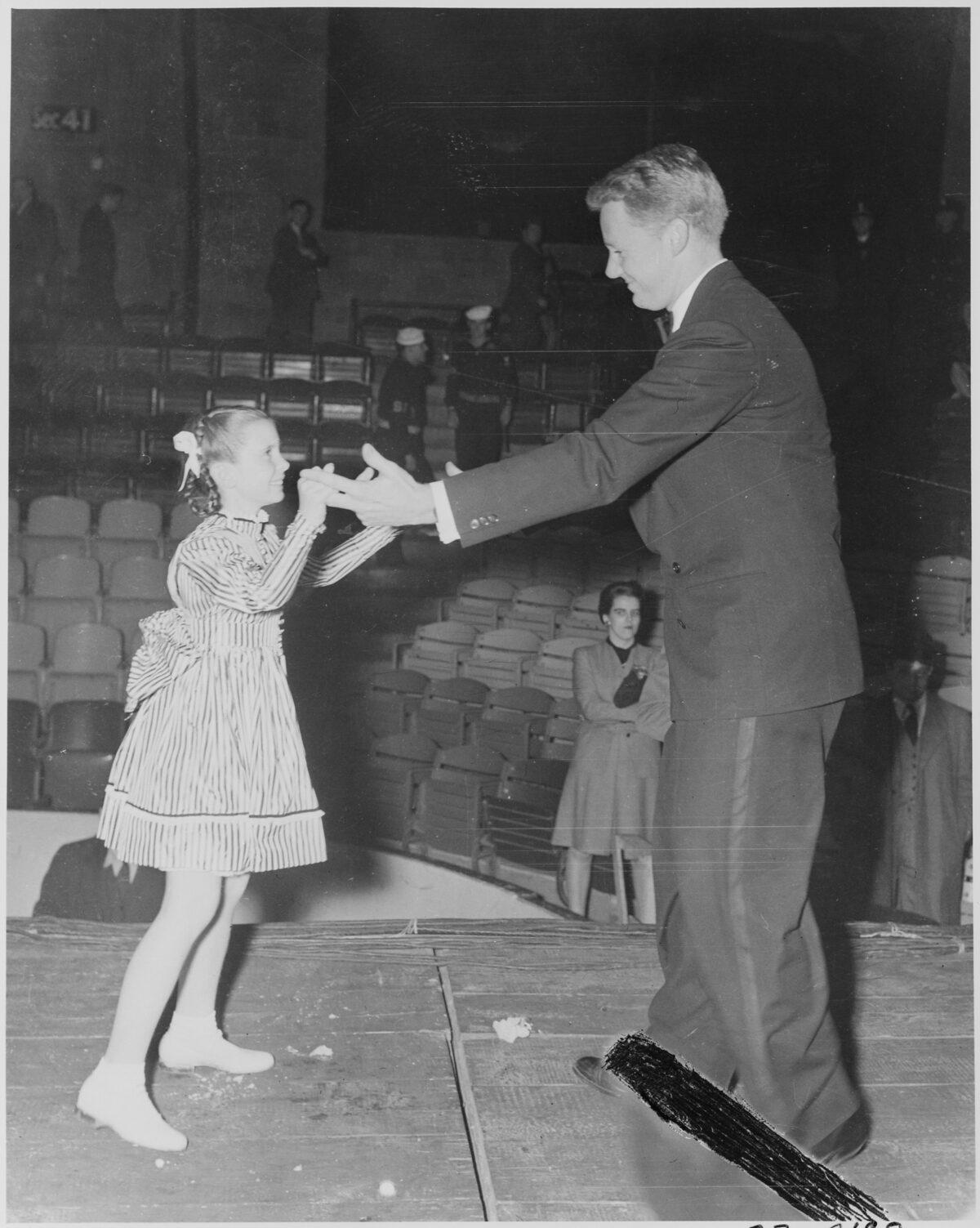 Photograph of actor Van Johnson dancing with Margaret O'Brien at a Roosevelt Birthday Ball event in 1946. (Public Domain)