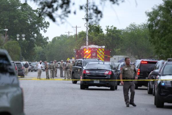 Police cordon off the streets around Robb Elementary School after a mass shooting in Uvalde, Texas, on May 24, 2022. (Charlotte Cuthbertson/The Epoch Times)