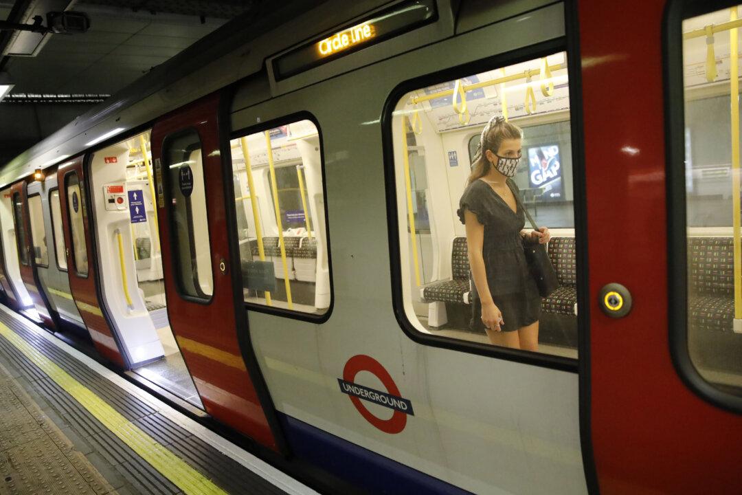 Almost 4,000 London Passengers Fined for Breaking COVID-19 Mask Rule
