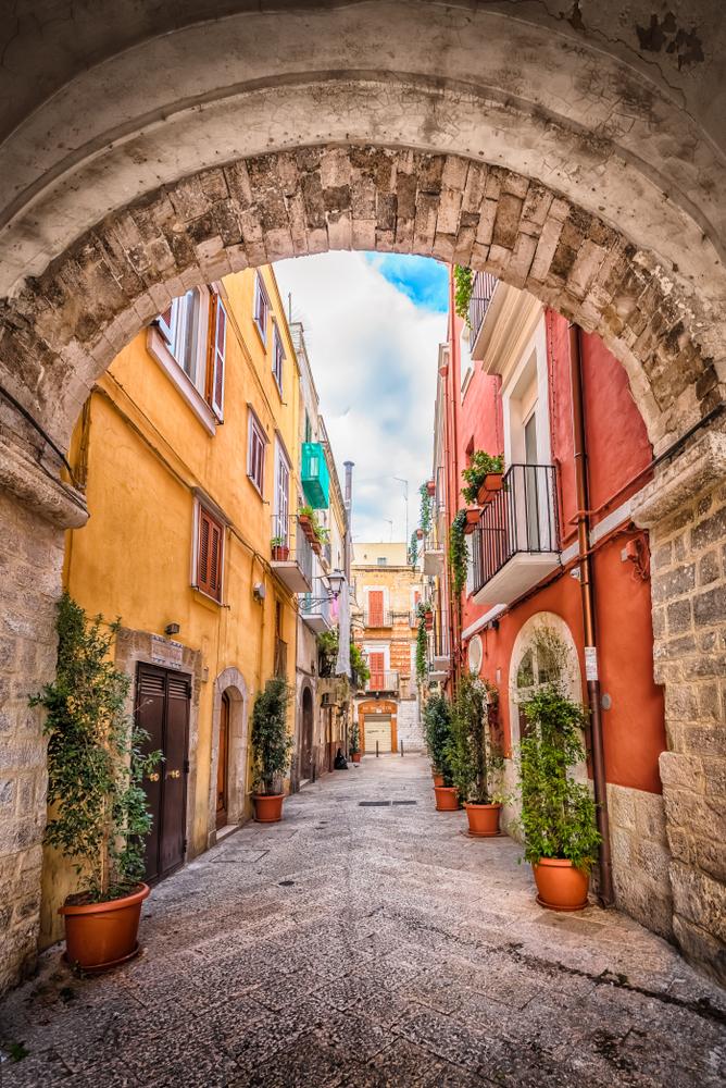 An alleyway in Bari. (Kanturu/Shutterstock)