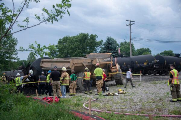 Fire crews and first responders arrived at the scene of a train derailment on Freeport Road in Harmar, Pennsylvania, on May 26, 2022. (Alicia Chiang/Pittsburgh Post-Gazette/TNS)