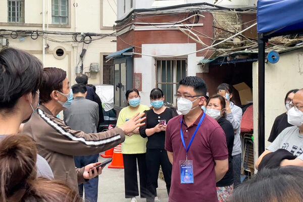 Residents confront a representative about opening up their compound in Jing'an district in Shanghai on May 25, 2022. (AP Photo)