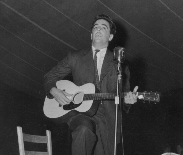 Alan Lomax at the Mountain Music Festival, Asheville, North Carolina, early 1940s.  <a title="Library of Congress" href="https://commons.wikimedia.org/wiki/Library_of_Congress">Library of Congress,</a> <a class="external text" href="https://www.loc.gov/rr/print/" rel="nofollow">Prints and Photographs division</a>. (Public Domain)