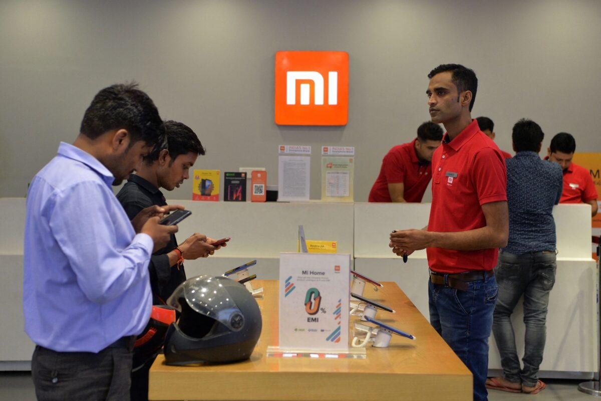 Customers inspect smartphones made by Xiaomi at a Mi store in Gurgaon, India, on Aug. 20, 2019. (Sajjad Hussain/AFP via Getty Images)