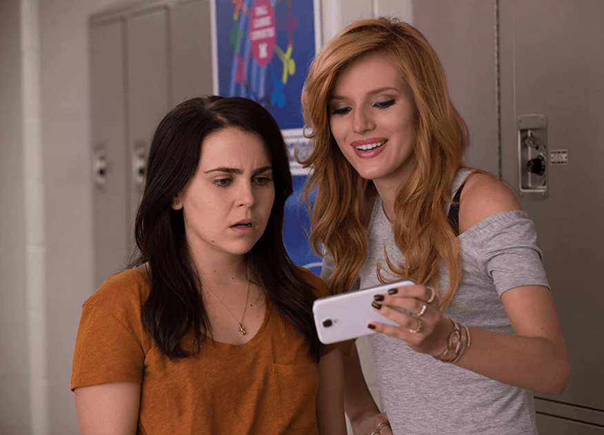 (L–R) Bianca (Mae Whitman) and Madison (Bella Thorne), in "The DUFF." (Lionsgate/CBS Films)