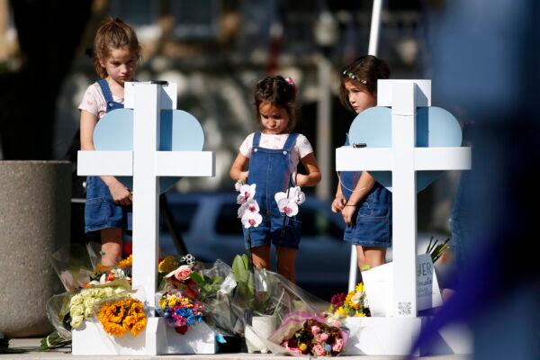 Children pay their respects at a memorial site for the victims killed in this week's elementary school shooting in Uvalde, Texas, on May 26, 2022. (Dario Lopez-Mills/AP Photo)