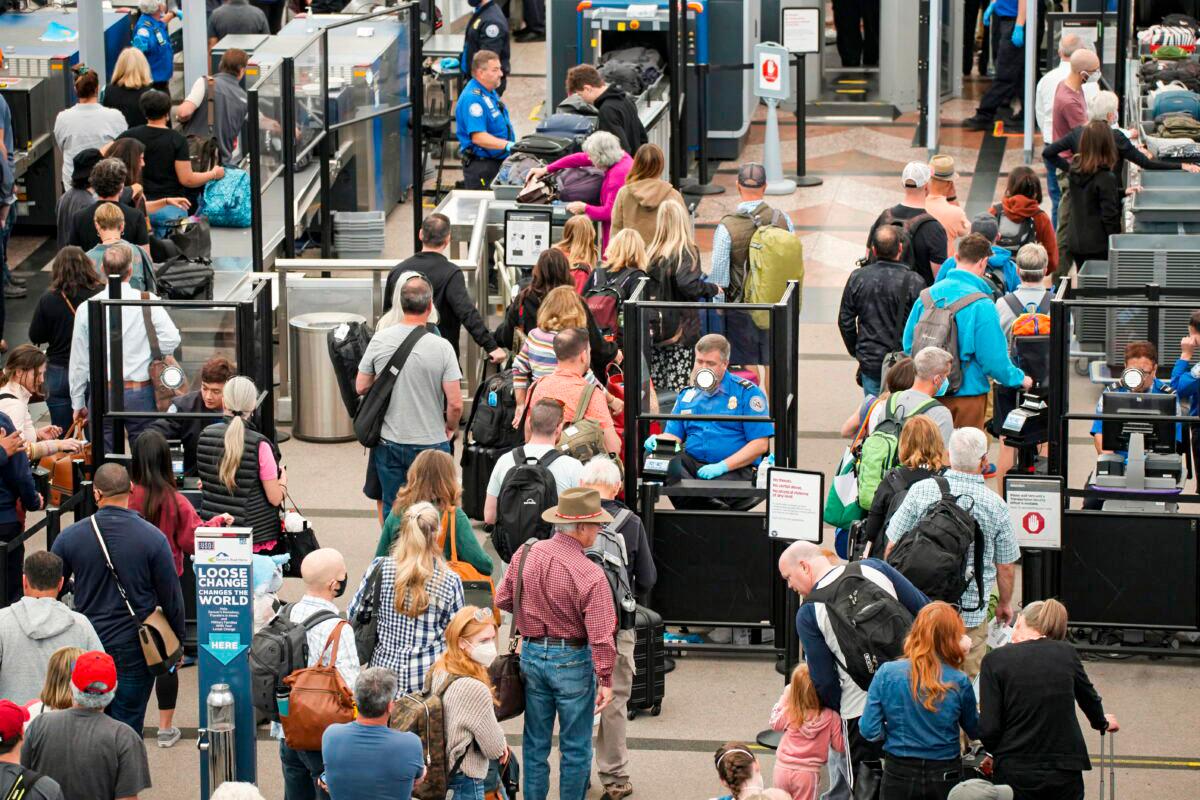 Flight Cancellations Pile Up on Busy Memorial Day Weekend