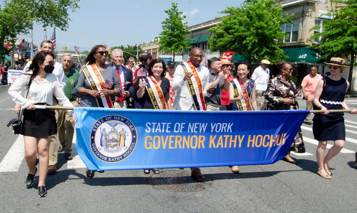 New York Governor Kathy Hochul (C) marches in the 95th Memorial Day parade in Little Neck-Douglaston, N.Y., on May 30, 2022 (Dave Paone/The Epoch Times)