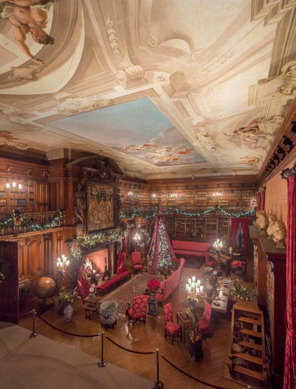 he Biltmore House library showcases Vanderbilt’s collection of 10,000 books, as well as a ceiling mural, “The Chariots of Aurora,” by Giovanni Pellegrini, brought over from Venice, Italy. (Courtesy of The Biltmore Company)