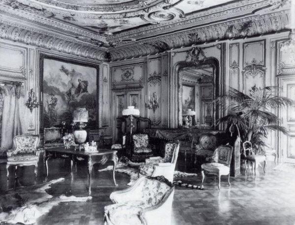 The salon inside 660 Fifth Avenue. (Public Domain)