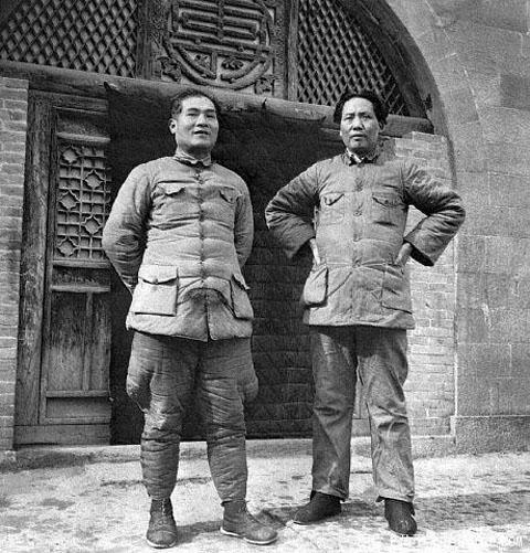 Zhang Guotao (left) and Mao Zedong in Yan'an, China, on March 7, 1938. (Public domain)
