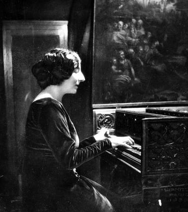 Wanda Landowska playing the piano during a concert. (Public Domain)