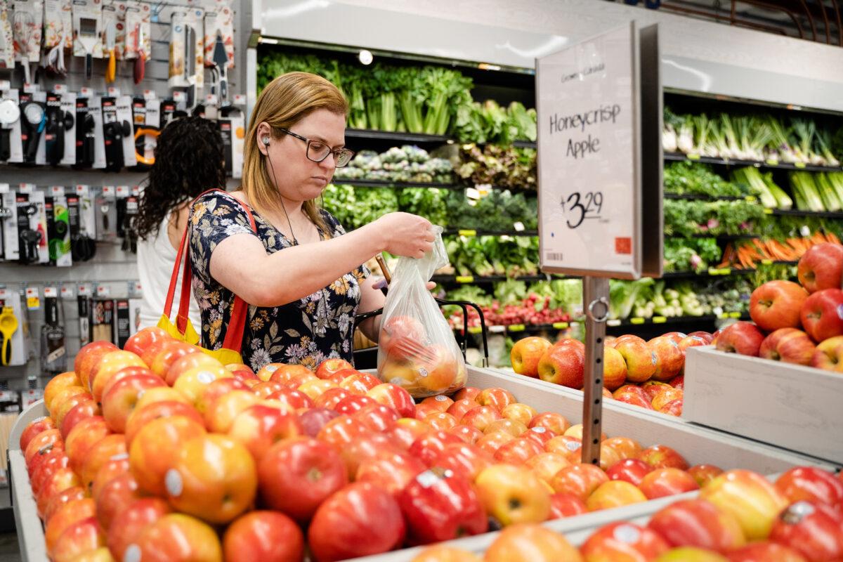 People shop at a grocery store in New York City on May 31, 2022. (Samira Bouaou/The Epoch Times)