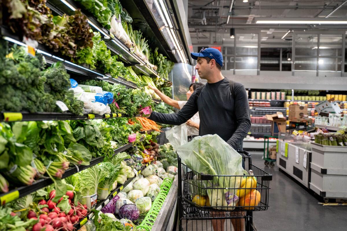A man shops at a grocery store in New York City on May 31, 2022. (Samira Bouaou/The Epoch Times)