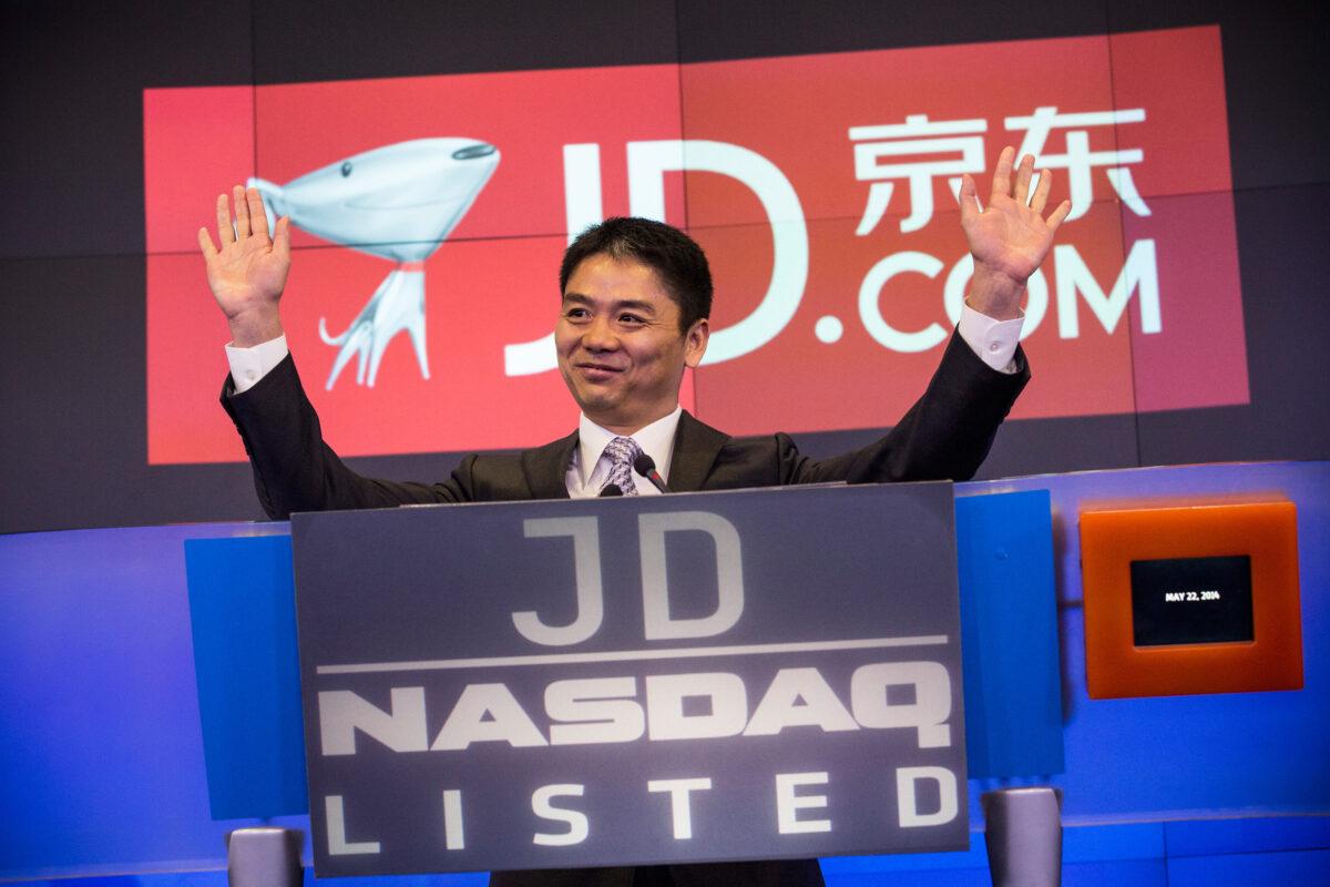 Richard Qiangdong Liu, founder, chairman, and CEO of JD.com speaks to employees as JD.com makes its initial public offering (IPO) on the Nasdaq exchange in New York on May 22, 2014. (Andrew Burton/Getty Images)