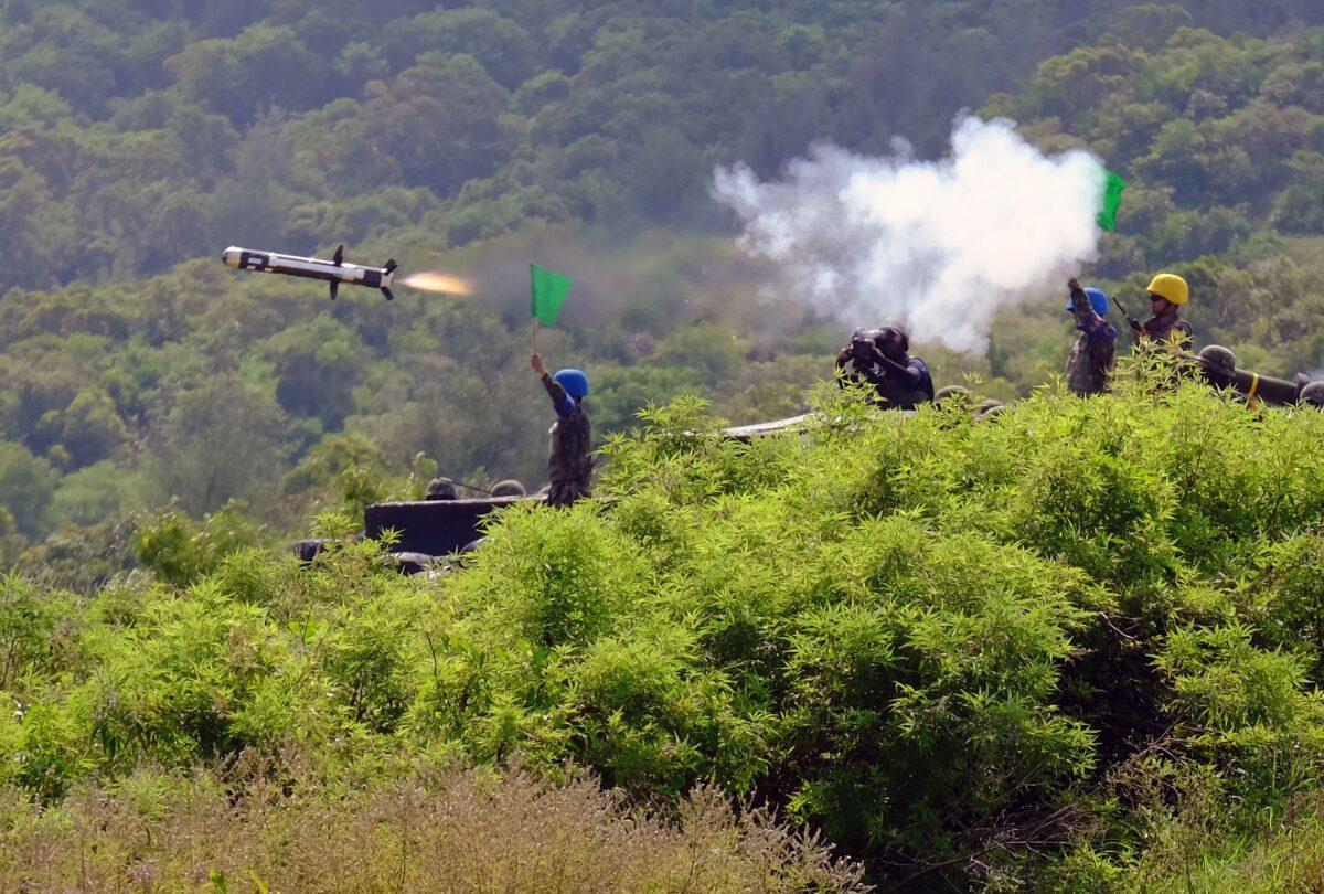 Taiwanese soldiers launch a U.S.-made Javelin missile during the annual Han Guang live-fire drill in southern Pingtung on Aug. 25, 2016. (Sam Yeh/AFP via Getty Images)