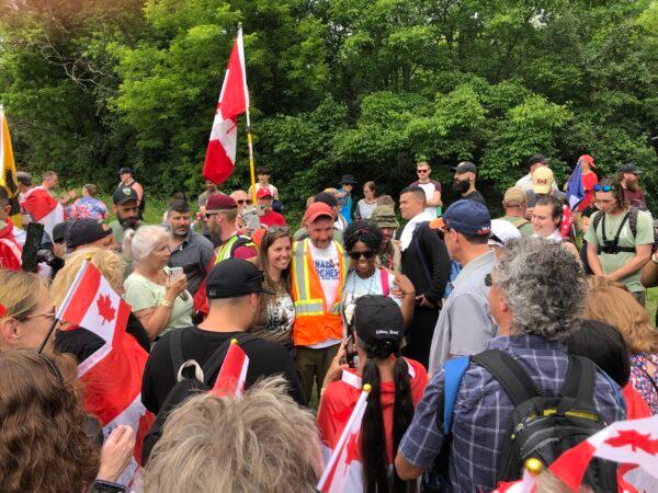 Veteran James Topp meets with supporters in Hog's Back Park in Ottawa on June 30, 2022. (Noé Chartier/The Epoch Times)