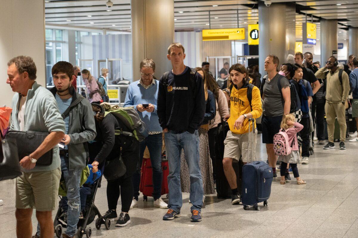 Travellers wait in a long queue to pass through the security check at Heathrow Airport, in London, on June 1, 2022. (Carl Court/Getty Images)