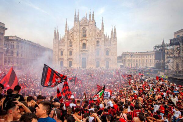  AC Milan fans celebrate in Piazza Duomo square after a Serie A soccer match between Sassuolo and AC Milan, being played in Reggio Emilia, in Milan, Italy, on May 22, 2022. (LaPresse via AP)