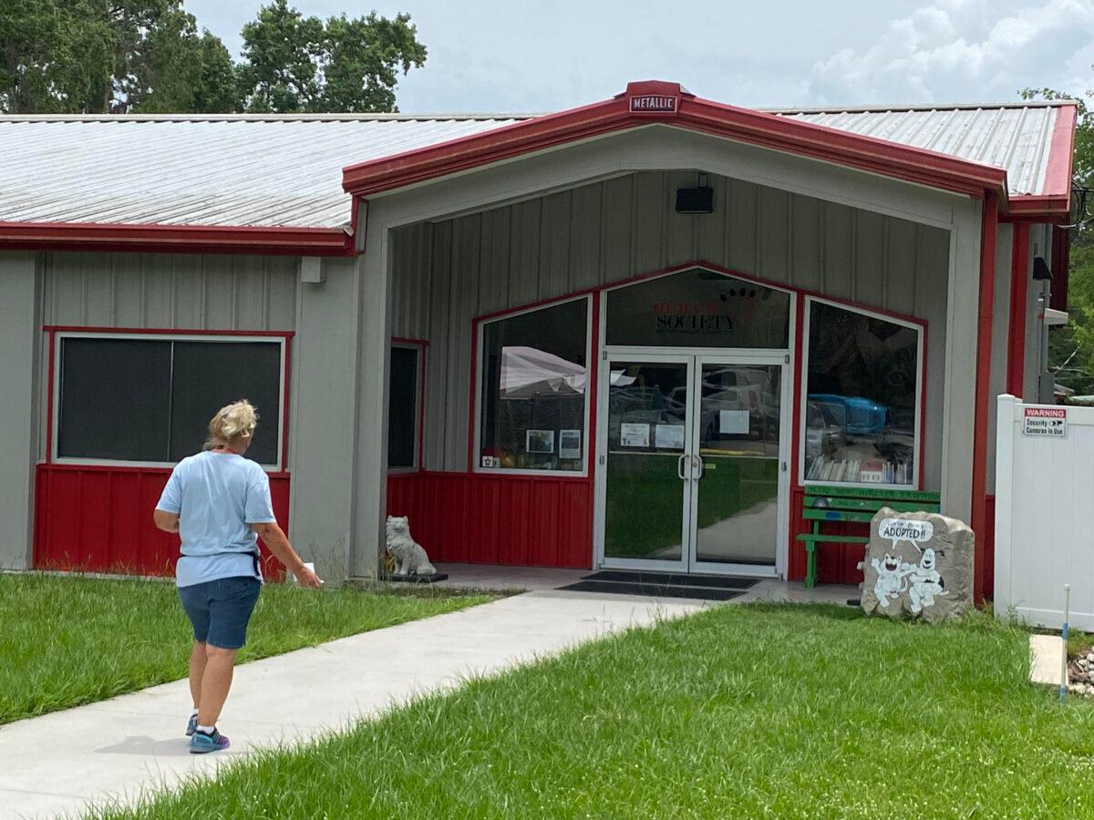 Front entrance to the Humane Society of the Nature Coast in Hernando County, Fla., on May 27, 2022. (Patricia Tolson/The Epoch Times)