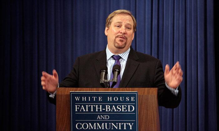 Saddleback Megachurch Pastor Rick Warren to Retire, Announces Successor