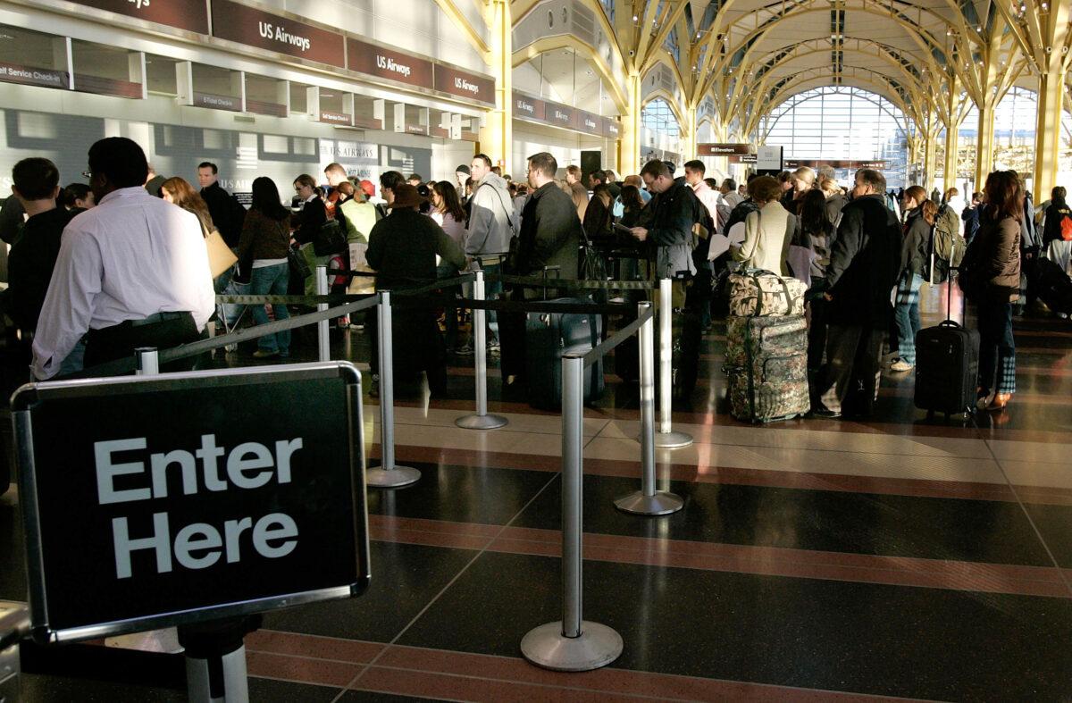 Travelers stand in line at a ticket counter at Ronald Reagan Washington National Airport Nov. 23, 2005, in Arlington, Va. (Mark Wilson/Getty Images)