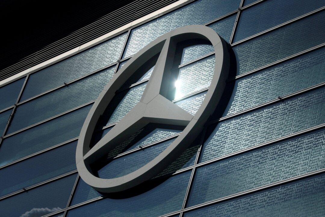 Putin Approves Sale of Mercedes-Benz Russian Finance Arm