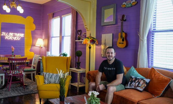 Inside the Tampa Airbnb That Looks Like the ‘Friends’ Sitcom
