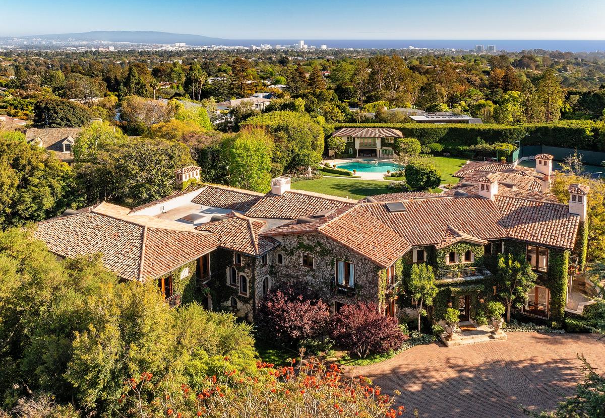 The estate belonging to Sugar Ray Leonard and his wife Bernadette Robi is located in the most exclusive section of Los Angeles’ Pacific Palisades community. (Jim Bartsch/Jade Mills)