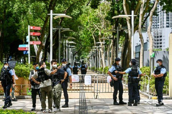 June 4, 2022, hundreds of police were dispatched to Causeway Bay and in the vicinity of Victoria Park. (Song Beelong/The EpochTimes)