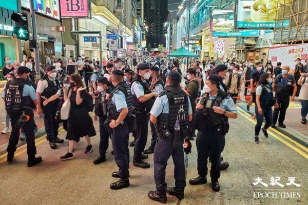 Hundreds of police were sent to patrol the vicinity of Victoria Park in Causeway Bay, intercepting people at various entrances. (Yu Gang/The Epoch Times)