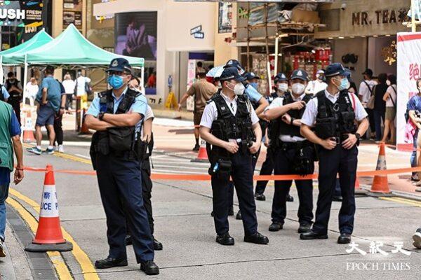 Police officers in front of Sogo Department Store, Causeway Bay. (Song Beelong/The Epoch Times)