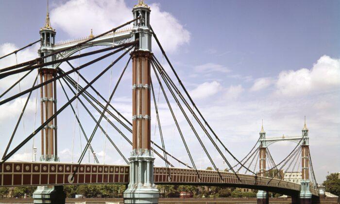 UK Police Watchdog Appeals for Witnesses After Chelsea Bridge Taser Death