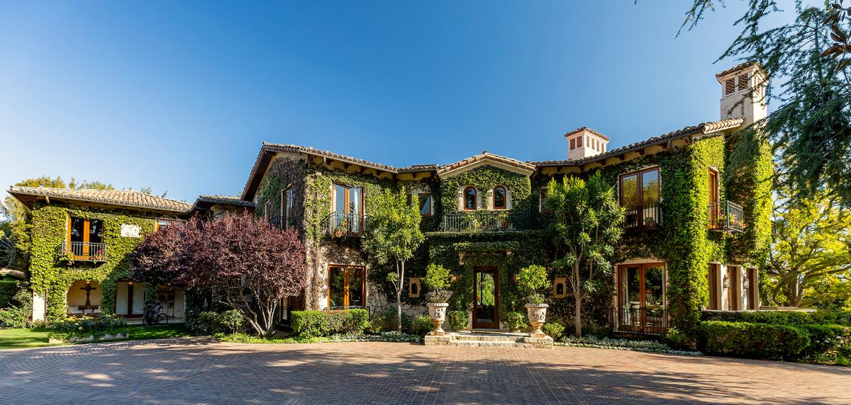The driveway culminates in a huge motor court in front of the main residence. Here you get the feeling you’ve arrived at a sumptuous Italian villa, wrapped in leafy trimmings. (Jim Bartsch/Jade Mills)