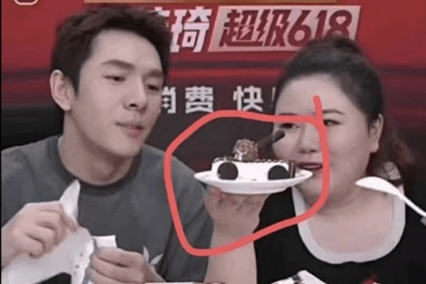 Li Jiaqi (L) and the tank-shaped slice of ice cream cake that prompted swift censorship from the CCP. (Screenshot via The Epoch Times)