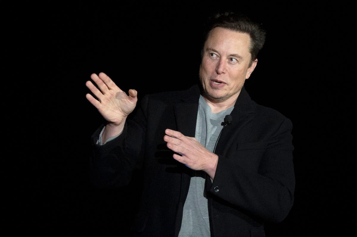 Musk to Hold First Meeting With Twitter Employees Since Launching Takeover Bid