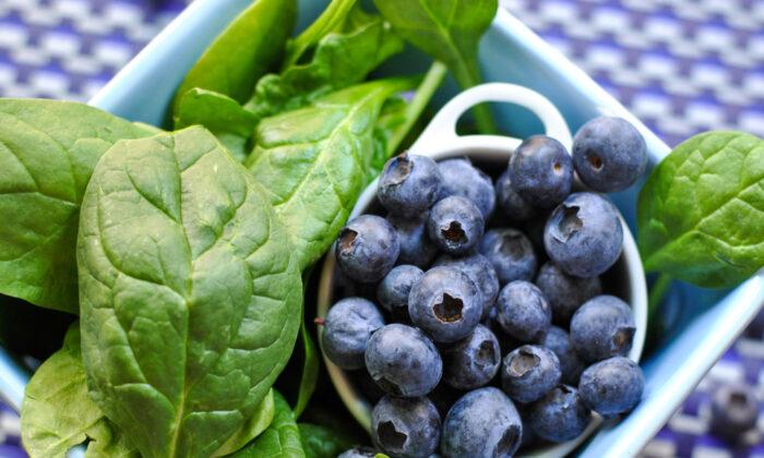 Spinach and Berries to Prevent Muscle Soreness