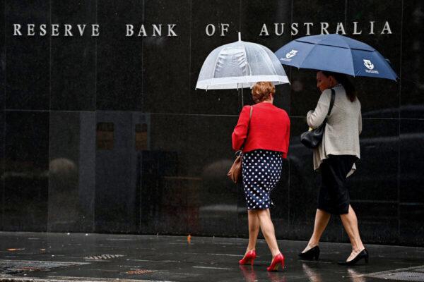 A pedestrian walks past the Reserve Bank of Australia (RBA) head office in Sydney, Australia, on March 1, 2022. (AAP Image/Bianca De Marchi)
