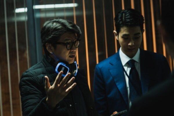 Director Kyu-maan Lee (L) and actor Choi Woo-sik on the set of "The Policeman's Lineage."(Liyang Film Co., Ltd)
