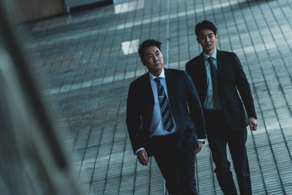 Cho Jin-woong (L) as Park and Choi Woo-sik as Choi in "The Policeman's Lineage."(Liyang Film Co., Ltd)