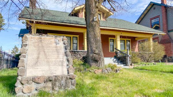 A plaque honors Sonora Louise Smart Dodd in front of the Dodd House in Spokane, Wash., on April 13, 2022. (Ilene Eng/NTD Television)
