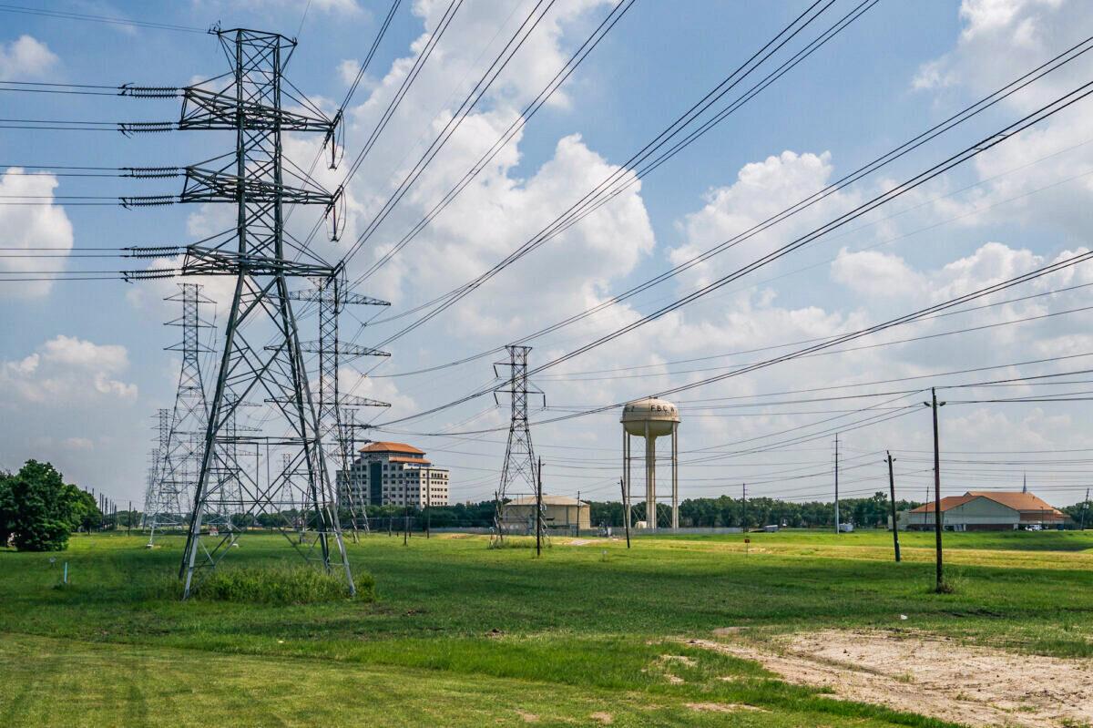 Power lines in Houston on June 15, 2021. (Brandon Bell/Getty Images)