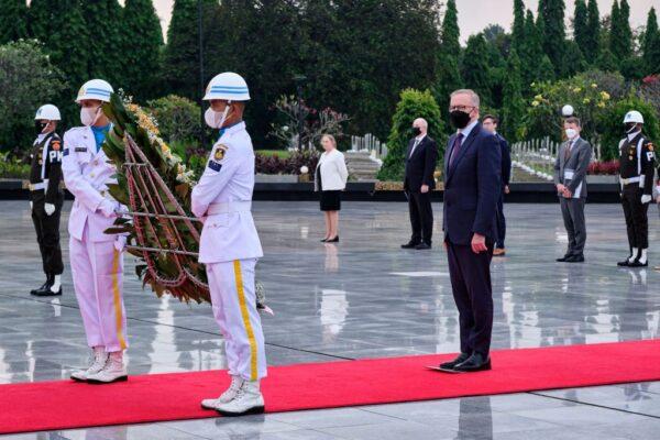 Australian Prime Minister Anthony Albanese stands at attention during a wreath laying ceremony at Indonesia's national heroes cemetery on June 06, 2022 in Jakarta, Indonesia. (Ed Wray/Getty Images)