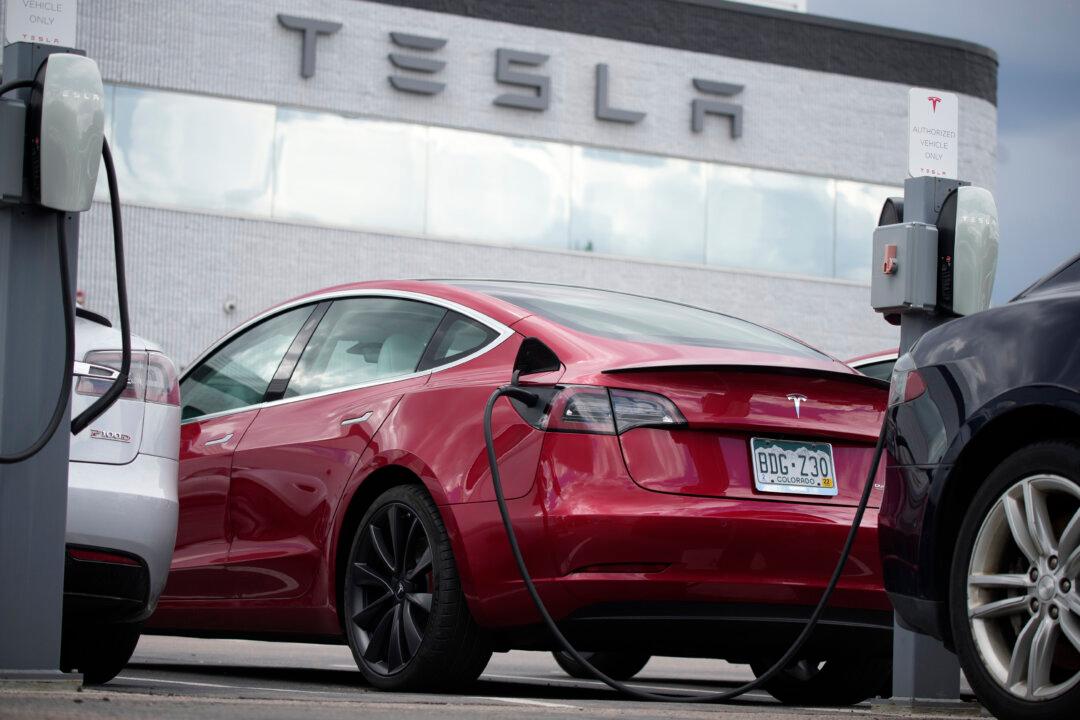 Teslas With Autopilot a Step Closer to Recall After Wrecks