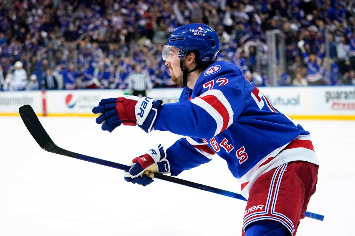 Chytil Scores Twice, Rangers Rout Lightning 6–2 in Game 1