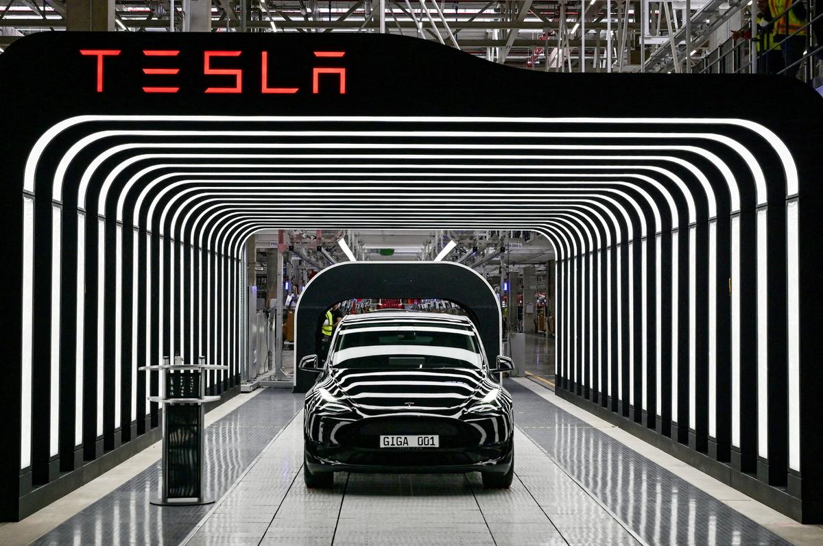 Tesla Delays Deliveries of Long-Range Models in US