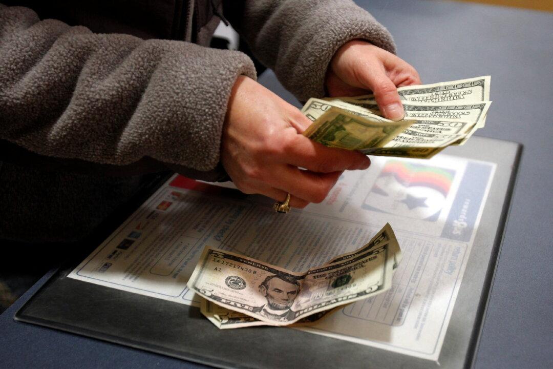 US Firms Show First Hints of Impact of Fed’s Policy Tightening, Survey Shows